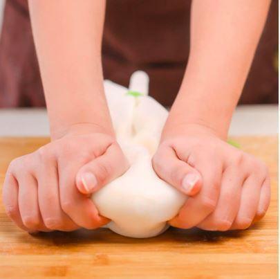 CleanBake – Dough kneading without mess!