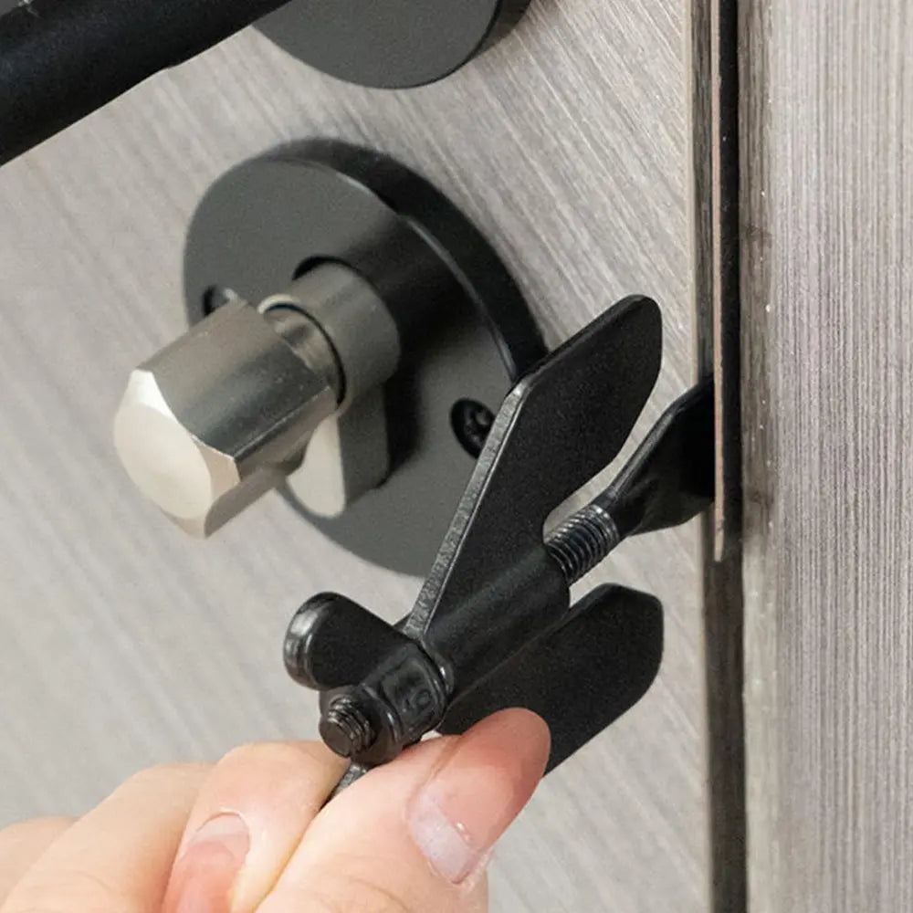 SafeStay – Your portable door security for on the go!