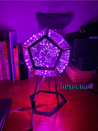 CosmoGlow – Futuristic Dodecahedron Lamp with Depth Effect